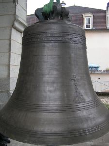 Montage dans le beffroi par nos campanistes d'une cloche rnove de 2 tonnes